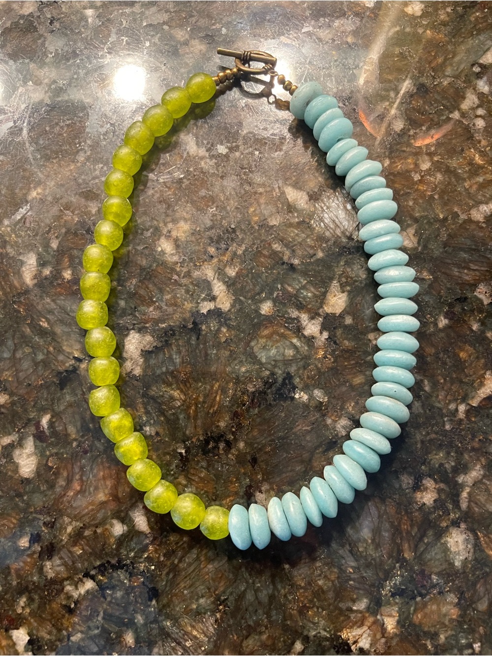 Two way chunky necklace with toggle clasp.